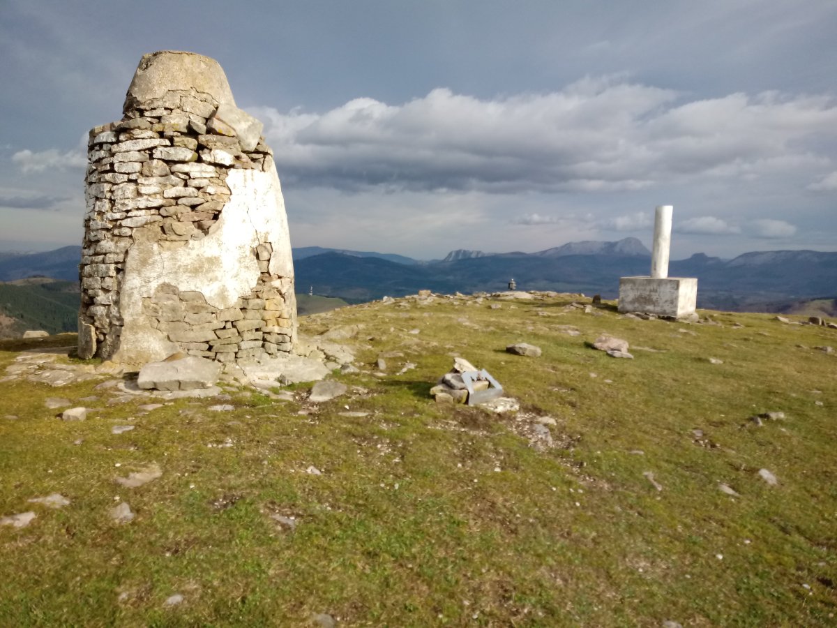 Oketa (1031m) tontorra mendebaldetik ikusita