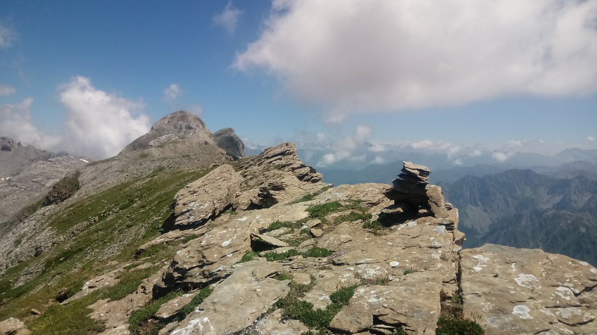 Budogia Mendebaldea (2319m) tontorra, atzean Hiru Erregeen Mahaia