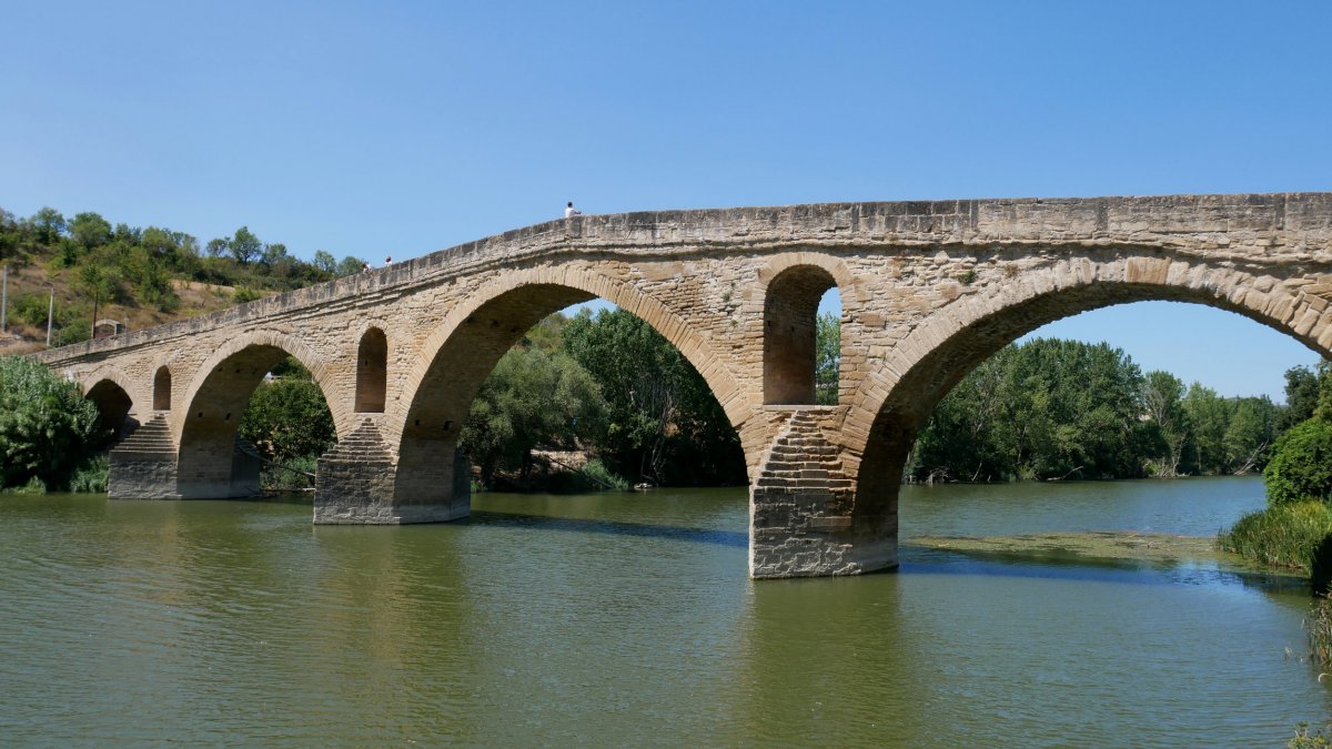 Zubia, Gares