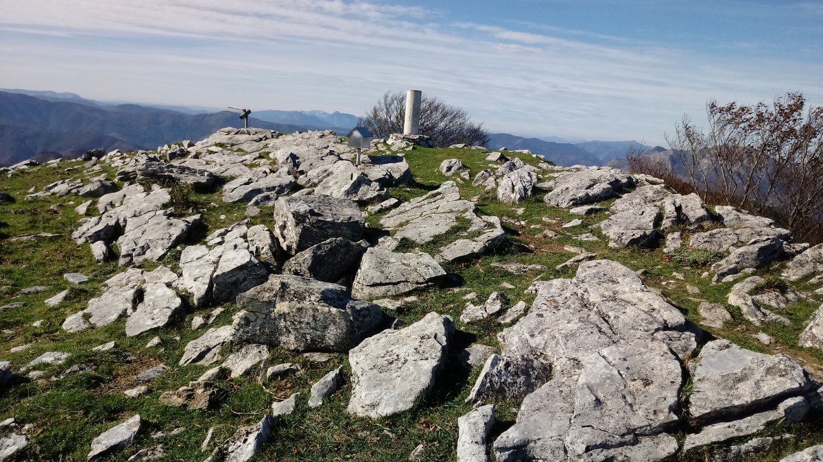 Gazume (1002m) tontorra, postontziak eta erpin geodesikoa