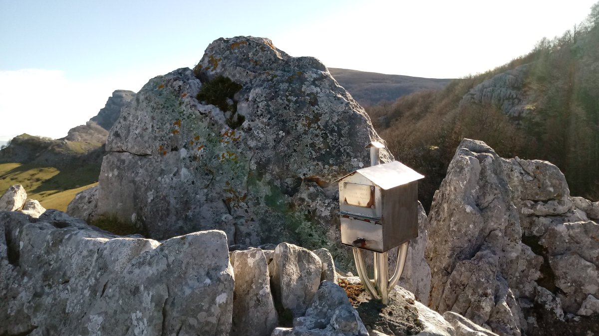 Uresartutendan Atxa (1188m) tontorra eta postontzia