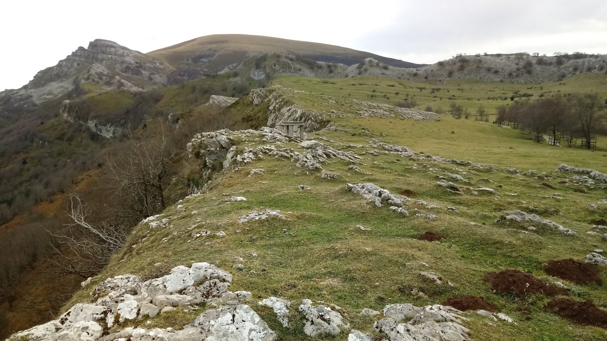 Pelotaleku (1086m) tontorra eta norabide mahaia