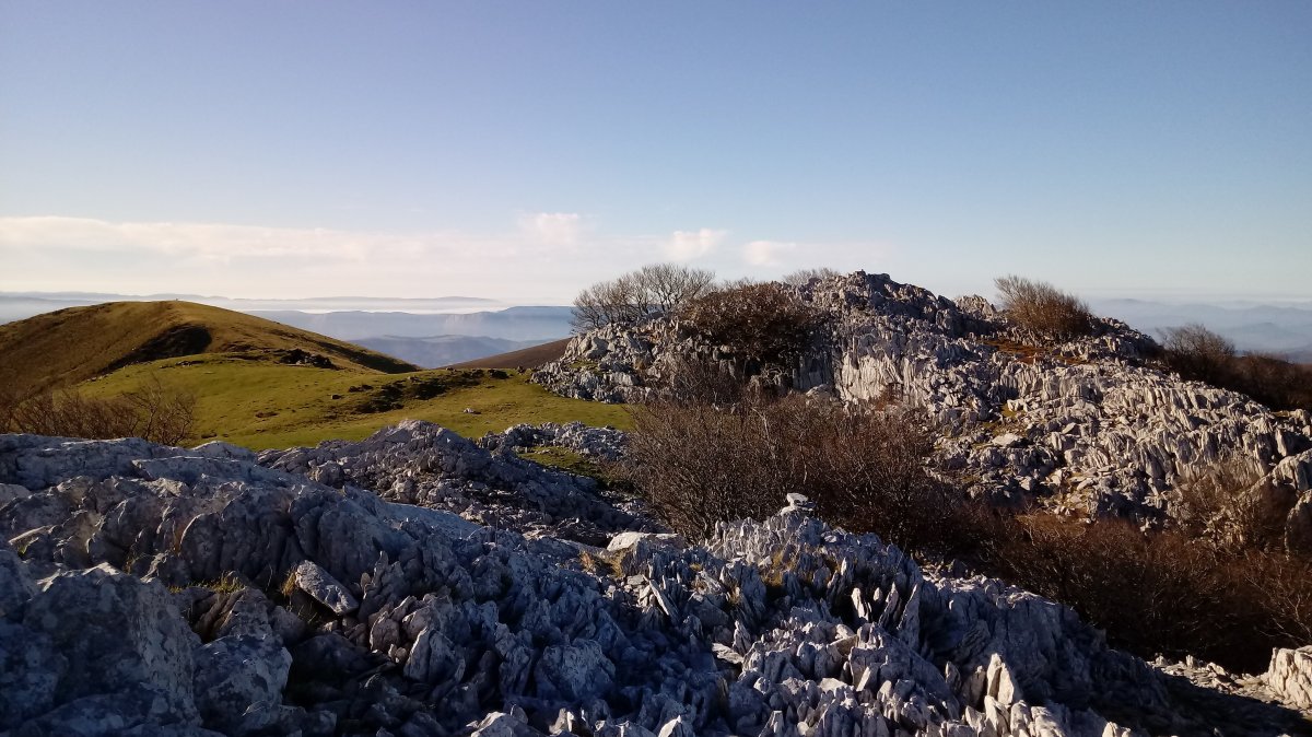 Arranoatx (1245m) aurrean eta Ipargorta (1233m) ezkerrean