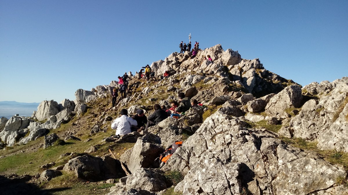 Aizkorriko (1523m) tontorra jendez lepo