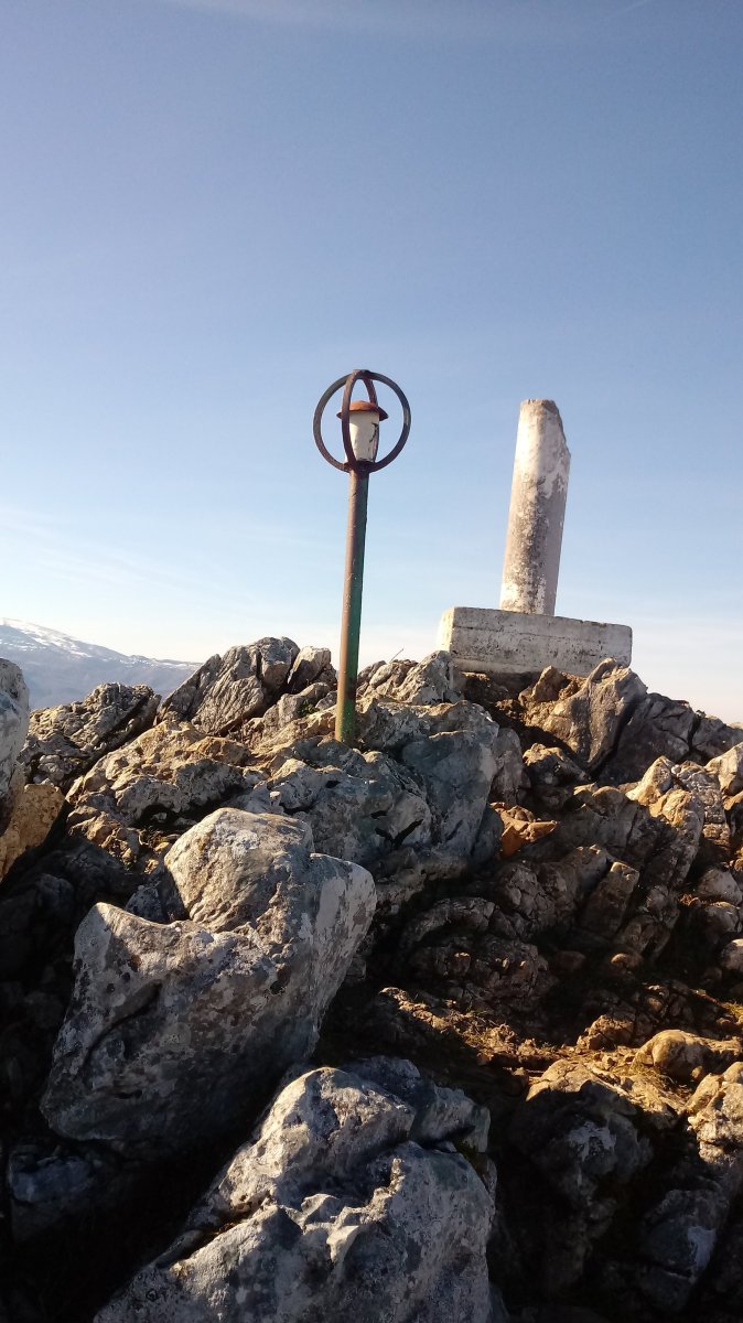 Leungane (1008m) postontzia eta erpin geodesikoa