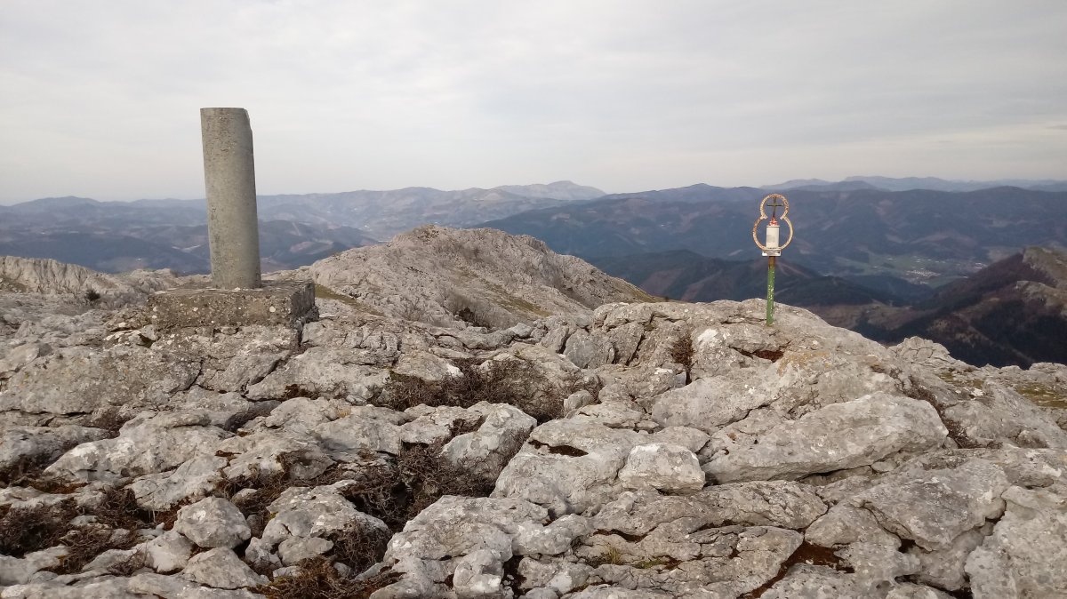 Elorreta (1141m) tontorra, postontzia eta erpin geodesikoa