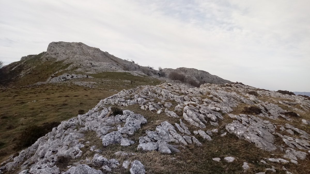 Apotza (1071m) atzean Elorreta (1141m)
