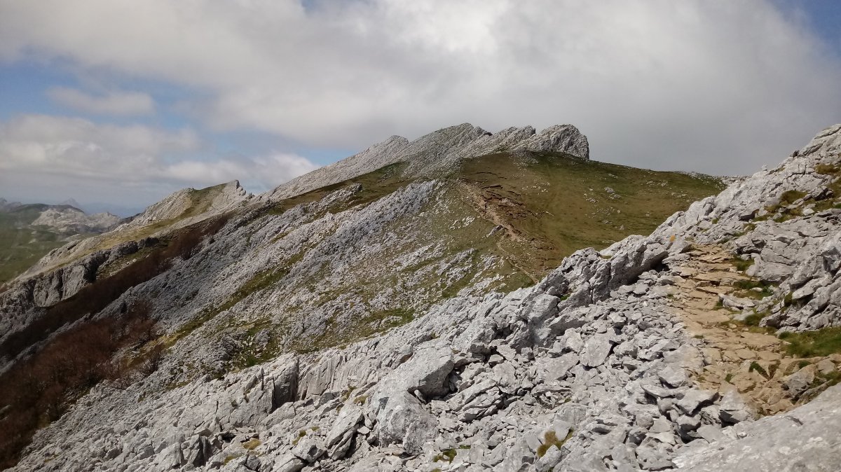 Aketegi (1548m) eta Atxuri (1551m) alderako ikuspegia