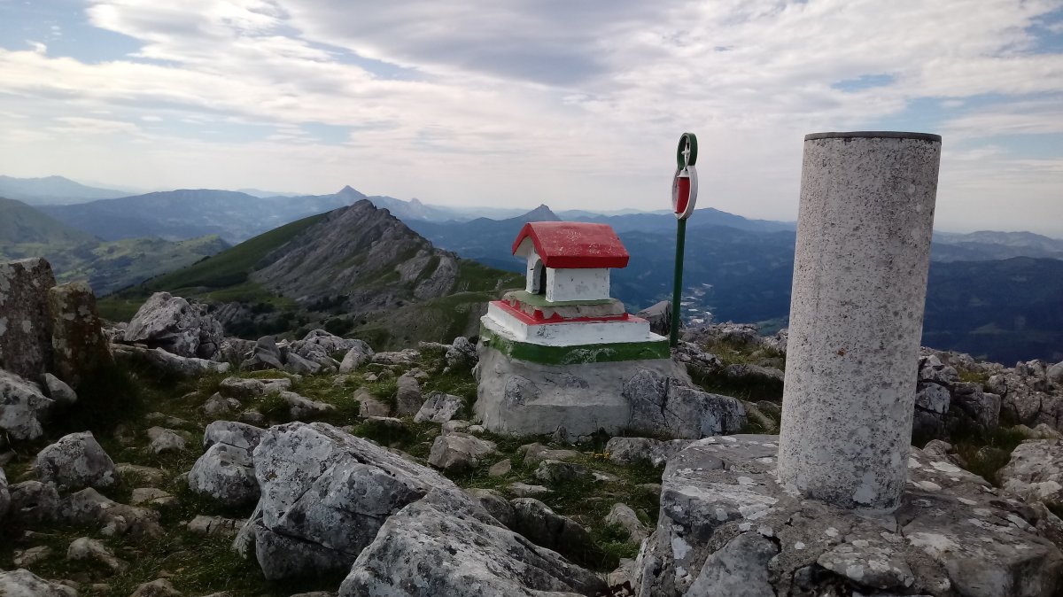 Artzanburu (1368m) tontorra eta postontzia