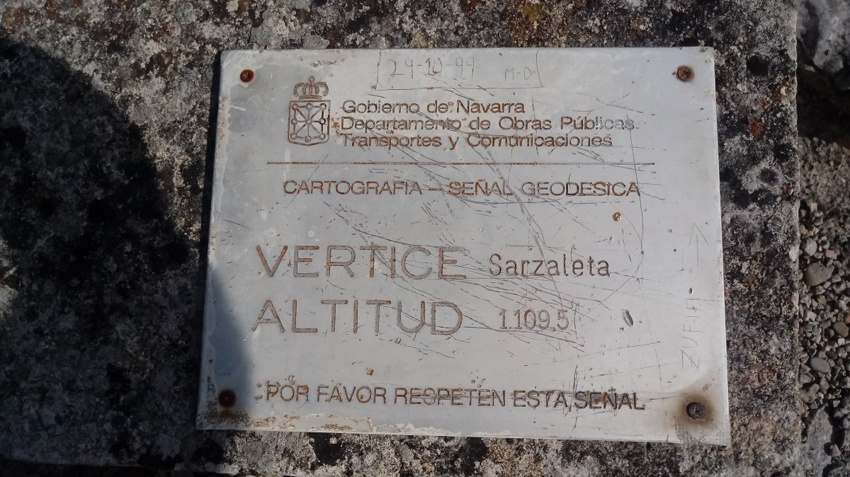 Sartzaleta (1109m) erpineko plaka