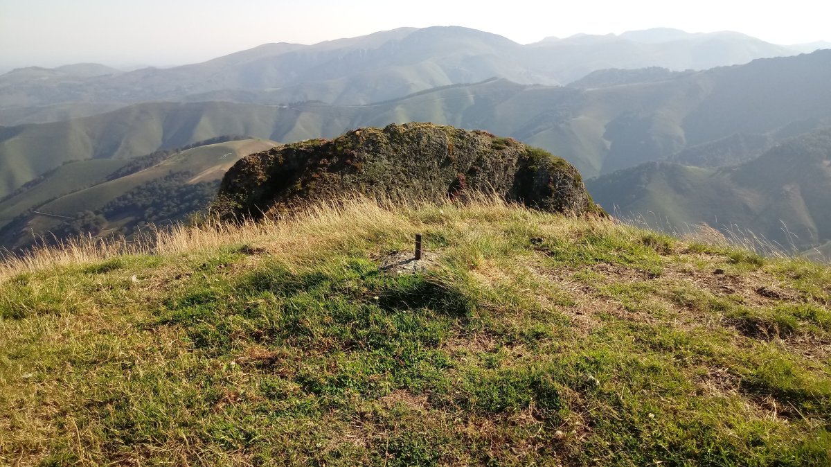 Irauko Tuturrua (1151m) tontorra, atzean iparreko tontorra