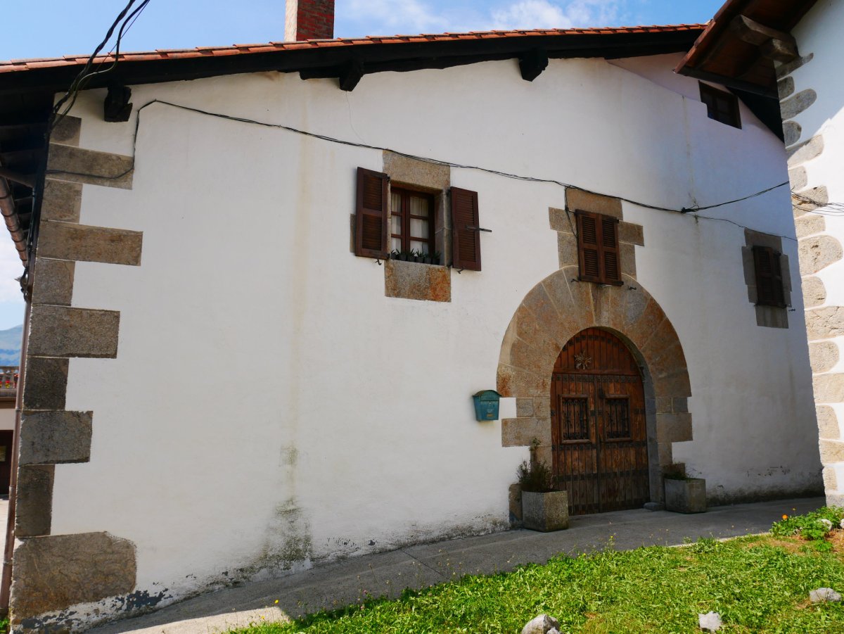Etxea, Azpirotz