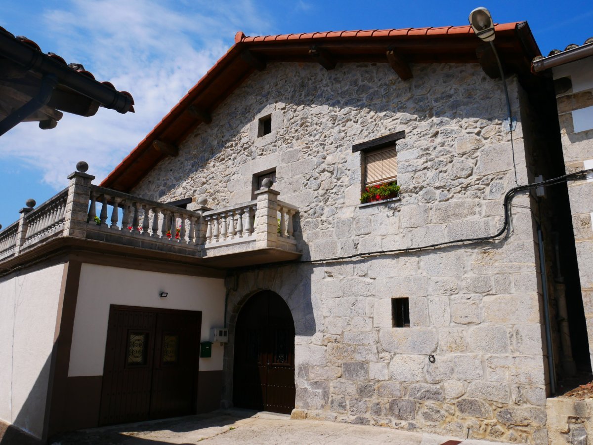 Etxea, Azpirotz
