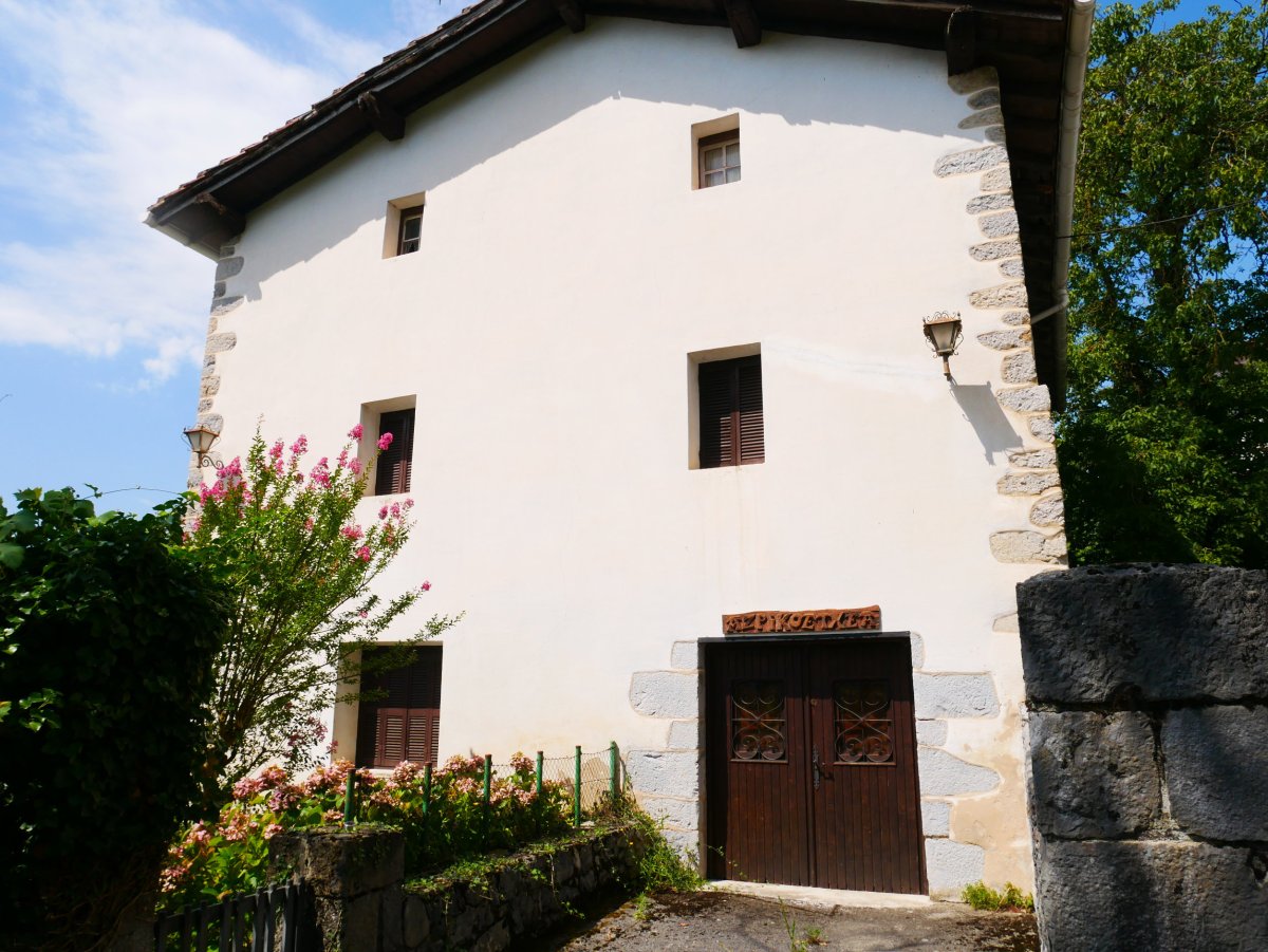 Etxea, Azpirotz
