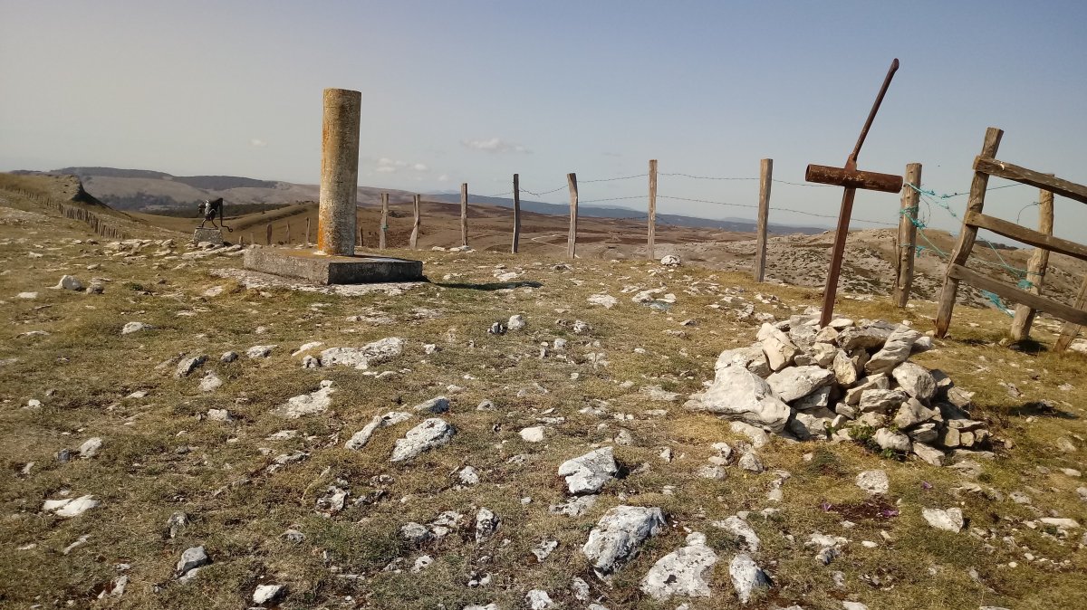 Goñiko Gainak (1265m) tontorra eta postontziak