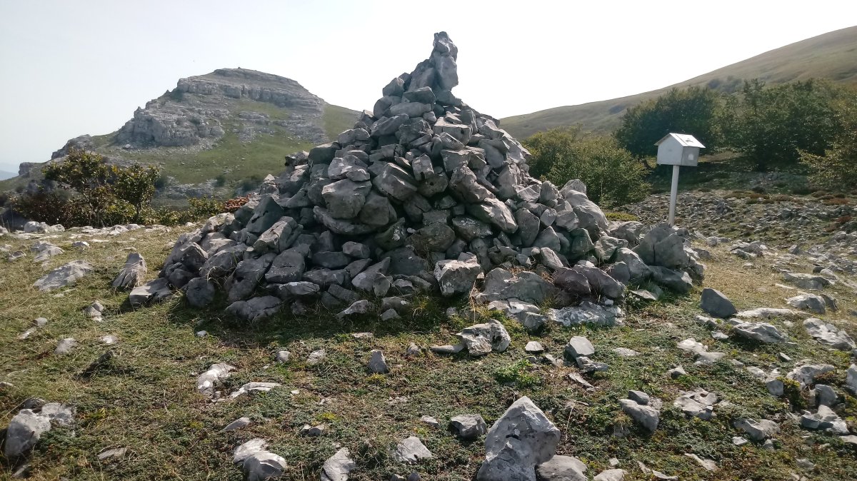 Arranbaltza (1252m) tontorra, atzean Aldamin