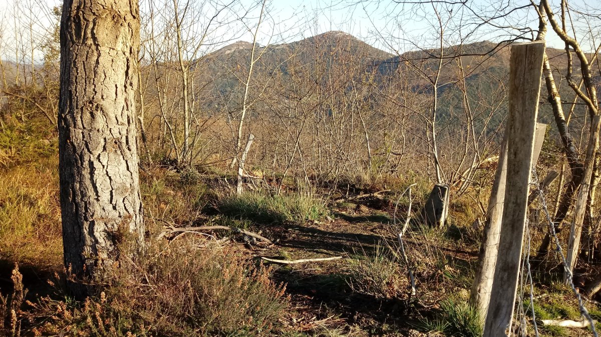 Etun (416m) mugarria tontorrean