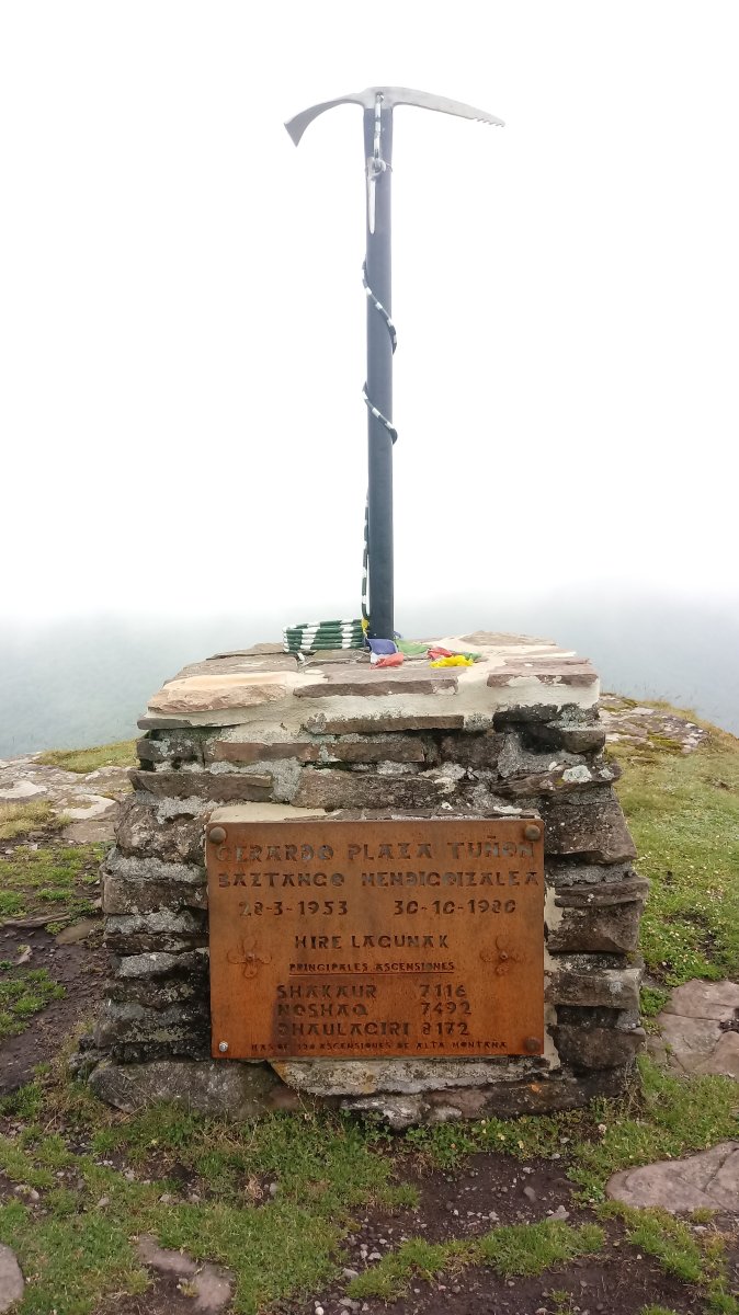 Legate (869m) tontorreko oroigarria