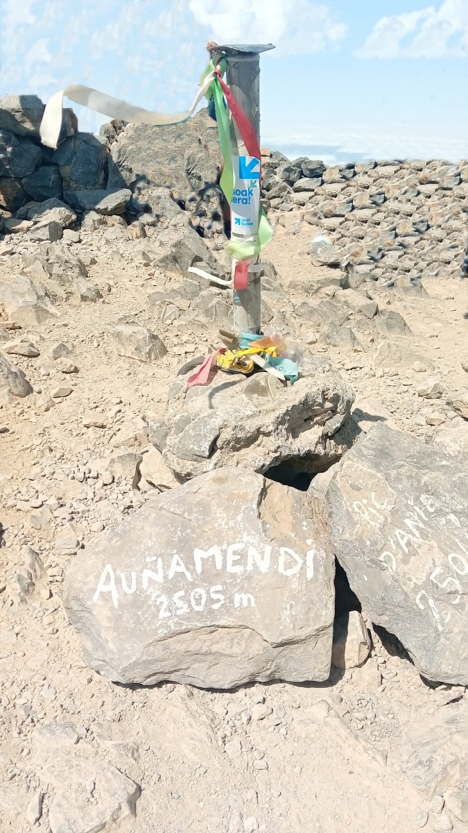 Auñamendi (2504m) tontorra (izena Euskaraz)