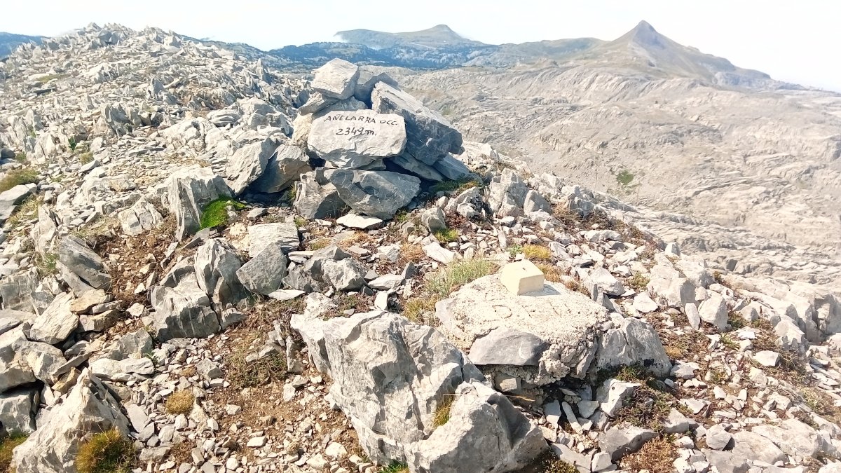 Añelarra M. (2349m) tontorra