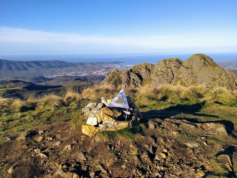 Tontorra. Atzean, Hirumugarrieta eta Txurrumurru