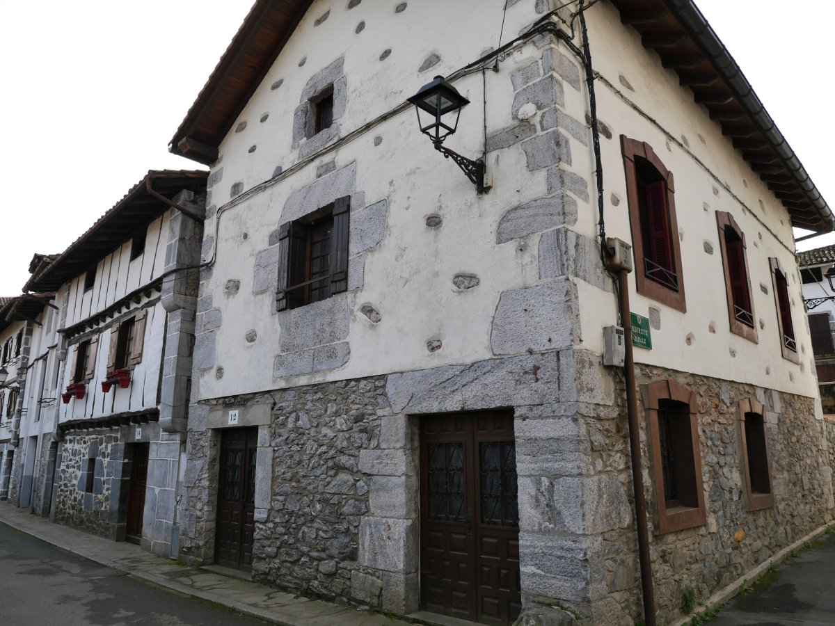 Etxeak, Lesaka