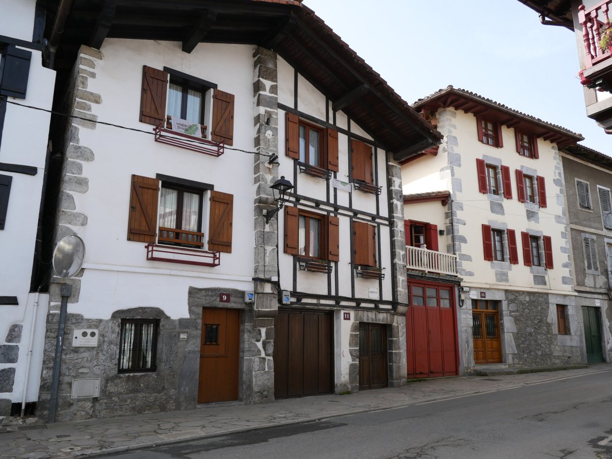 Etxeak, Lesaka
