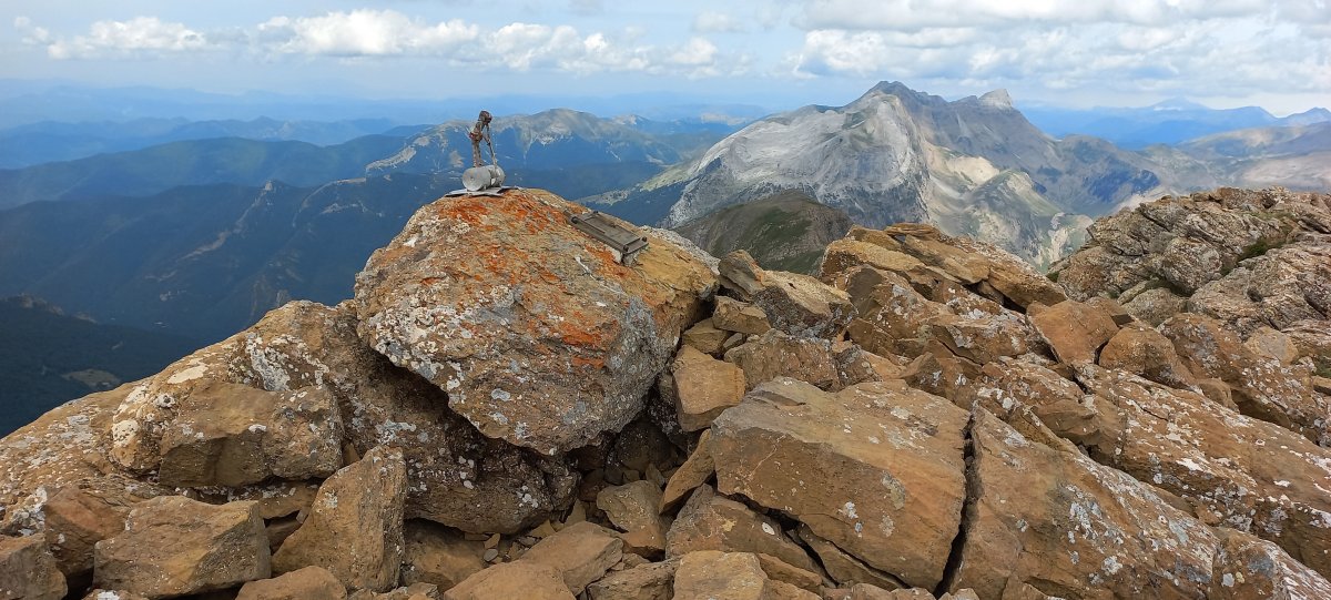 Aguerri (2447m) tontorra, atzean Alanoak mendebalderantz