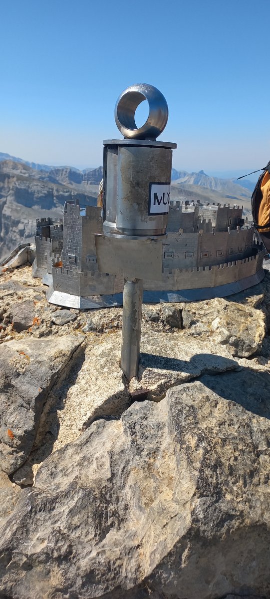 Hiru Erregeen Mahia (2446m) postontzia