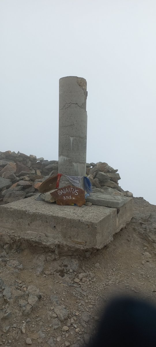 Balaitus (3144m) tontorra eta erpin geodesikoa