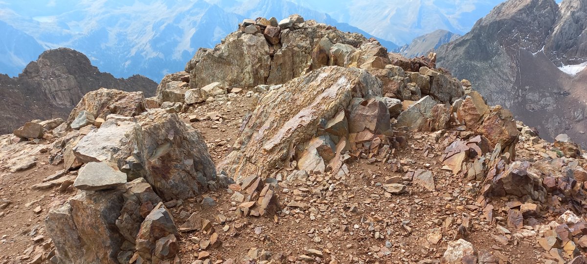 Infernuak Er. (3082m) erdialdeko tontorra