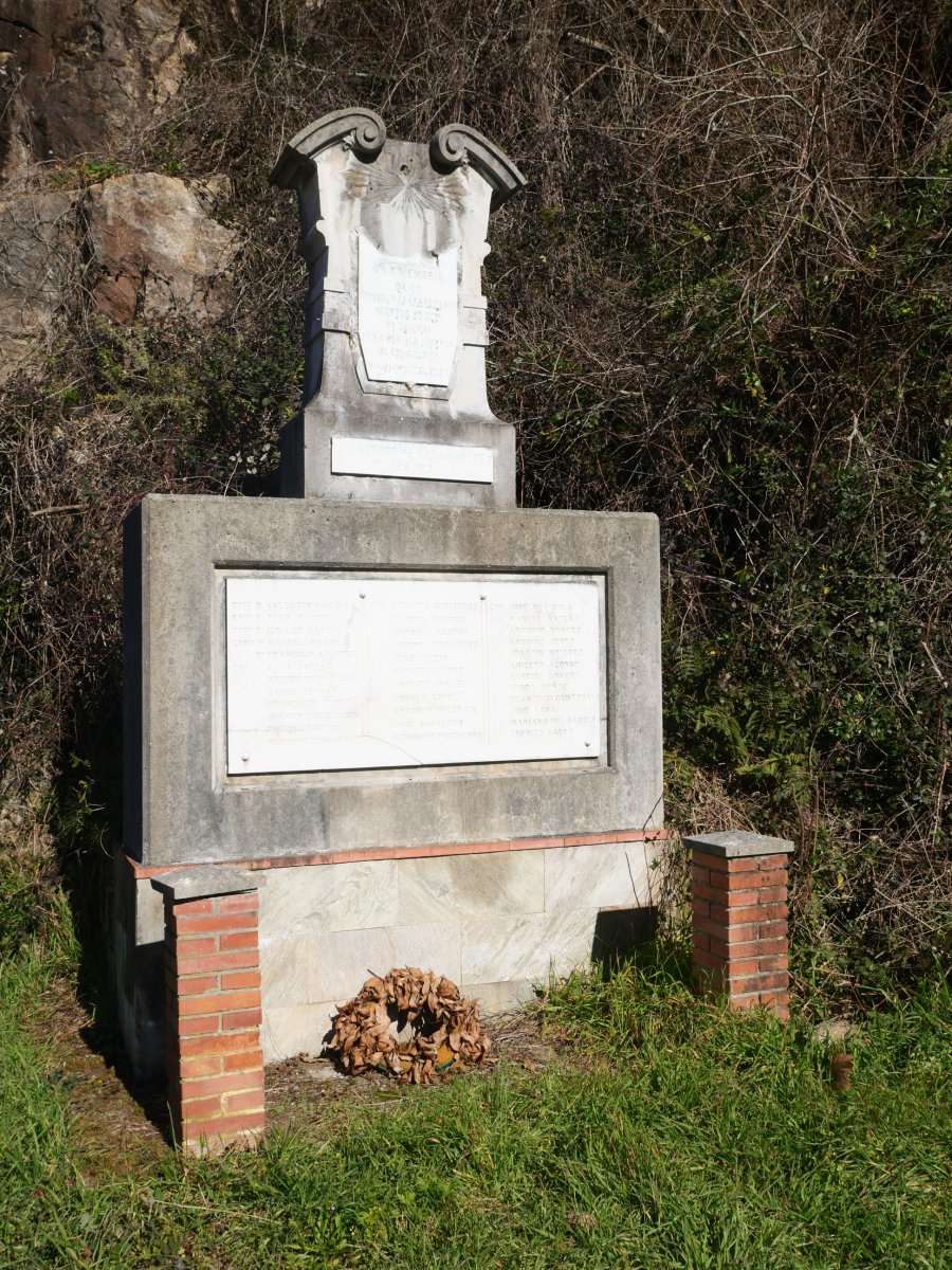 Santakruz apaizak afusilatutako karabineroen omenezko oroigarria Endarlatsan