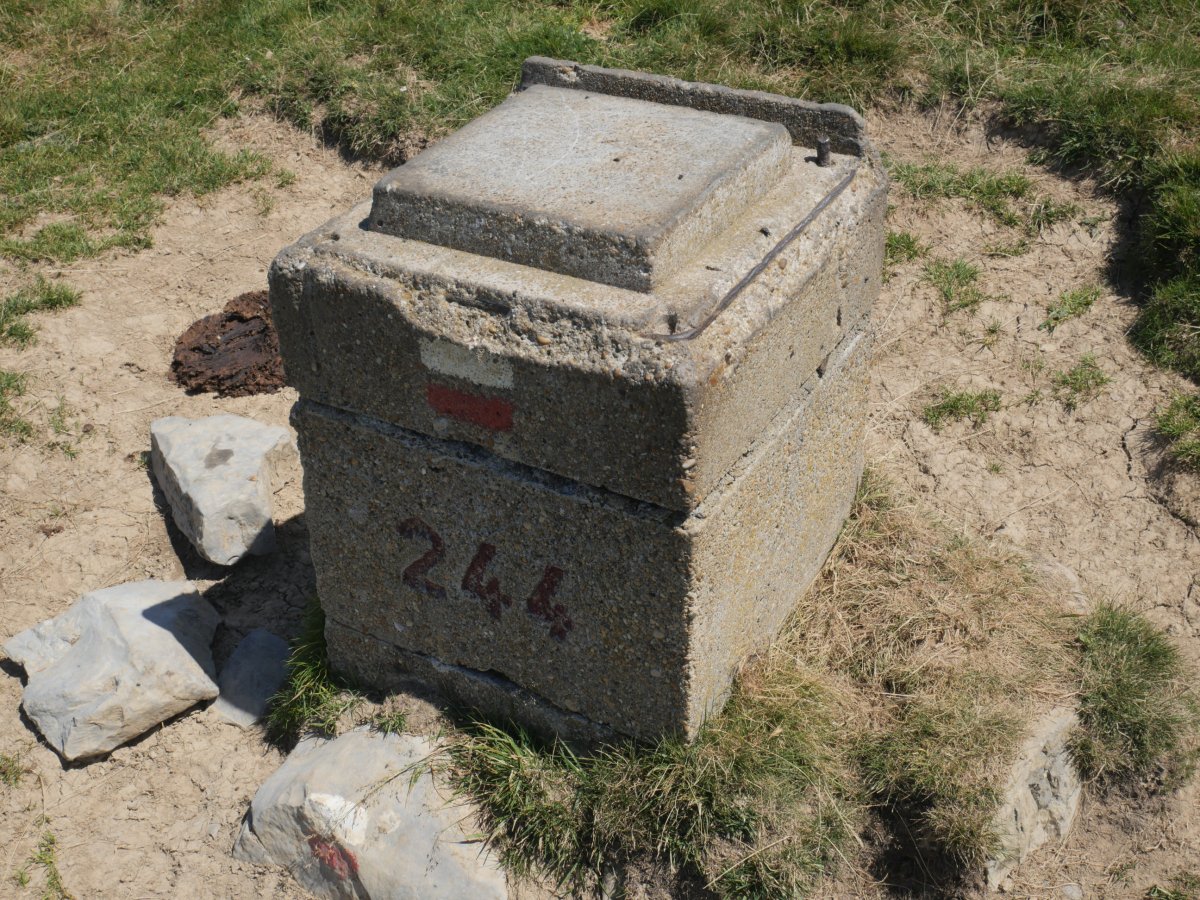 244 mugarria