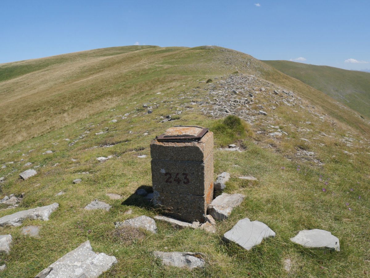 243 mugarria