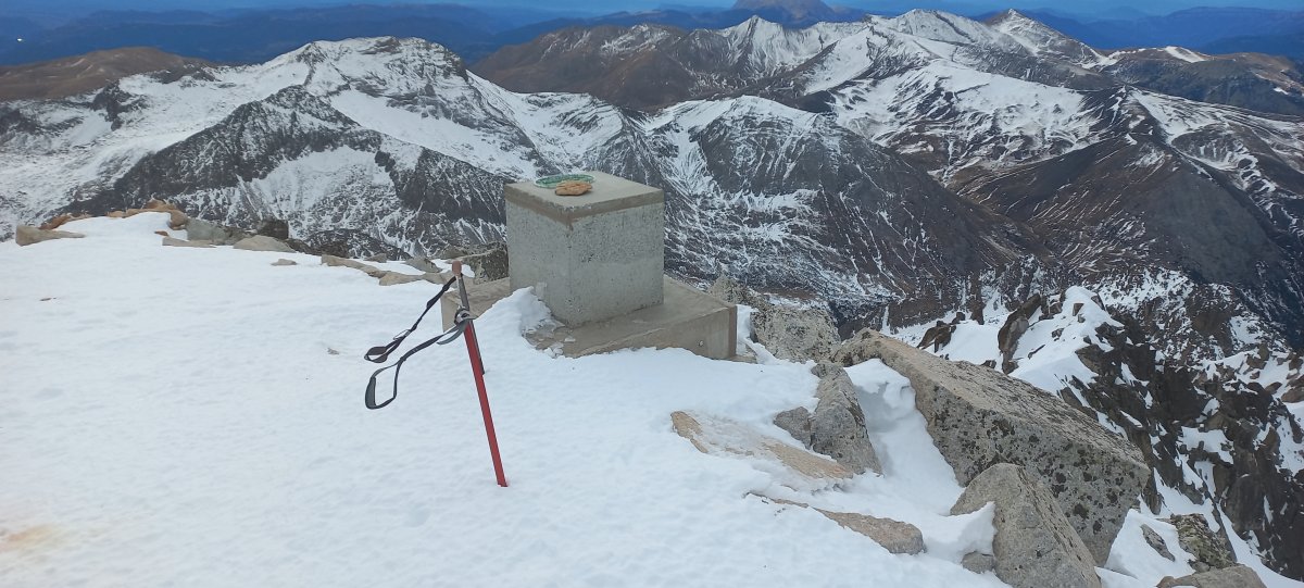 Aneto (3404m) tontorreko erpin geodesikoa