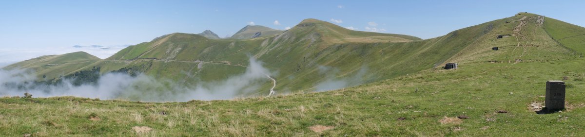 239 mugarria eta Pirinioko ardatz nagusiko mendiak: Gaztarrigaina, Otsogorritxipia, Otsogorrigaina, Sardekagaina...