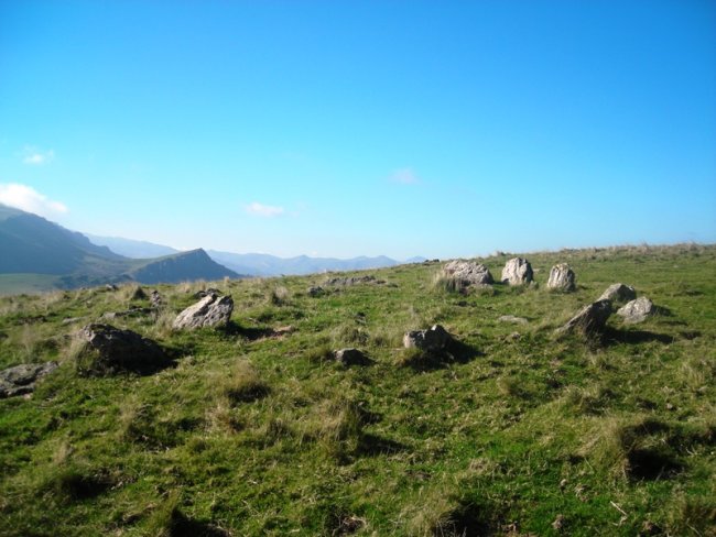 Apatesaro hego  harrespila